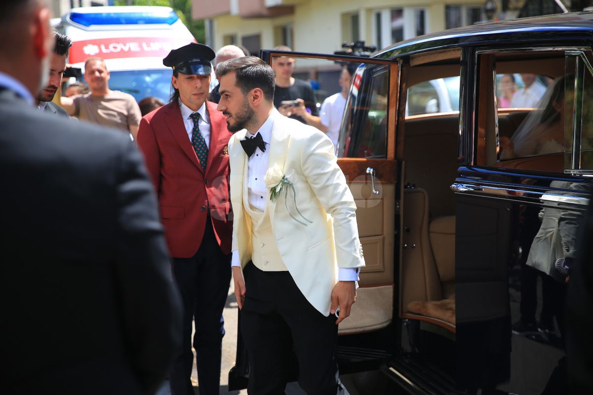 Kira Hagi și Thomas Ferfelis s-au căsătorit religios » În ce mașină au venit la eveniment: imagini tari cu Ianis și verișoara Maria