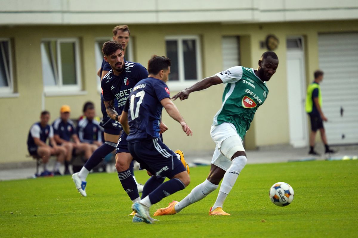 Mărturie halucinantă în scandalul-monstru din Superliga: „A intrat peste jucător în cameră și l-a îmbrâncit peste masă. Un ciob i-a intrat în spate, îi putea fi fatal!”