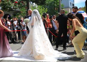Kira Hagi și viitorul soț au ajuns la biserică » În ce mașină au venit la eveniment: imagini tari cu Ianis și cumnata Maria
