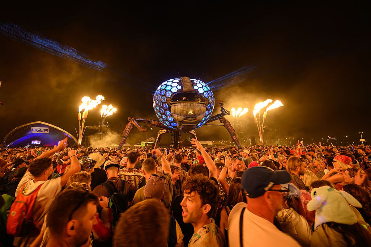 Glastonbury, festivalul favorit al lui Jamie Carragher, plin de controverse în 2025 » Peste 200.000 de participanți: sute de steaguri ale Palestinei, femei în costume provocatoare și un mesaj scandalos