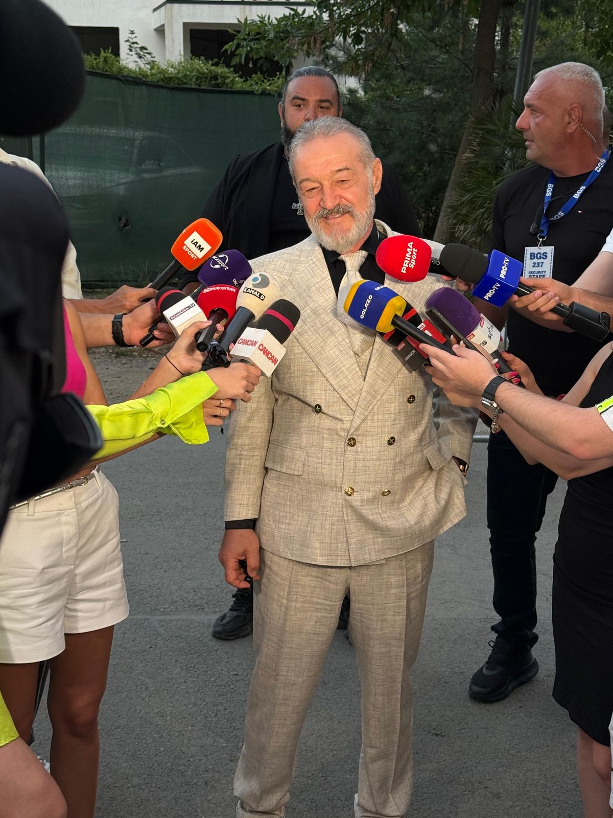 Singurul fotbalist pe care Gigi Becali l-ar mai lua vara asta la FCSB: „Tu ești titular în toate meciurile. Ușa e deschisă, bați și intri” + Mutarea eșuată: „Nu merge”