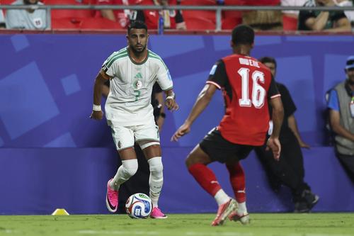 Riyad Mahrez (în alb), în meciul cu Austria / Foto: Imago