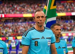 Arbitrul de la Mondial a primit interzis într-un lanț de magazine după ce a refuzat să acorde un penalty în Canada - Africa de Sud