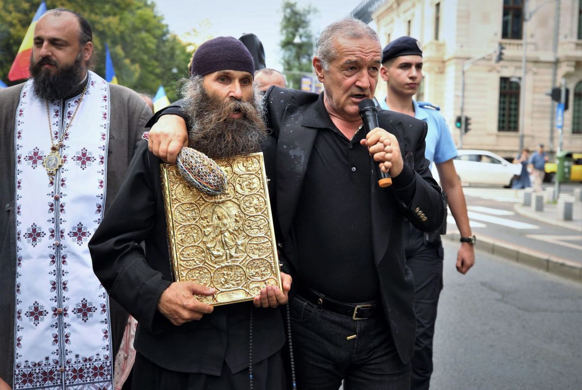Becali merge iar să dea cu agheasmă pe Calea Victoriei, după marșul comunității LGBT: „Duhurile rele, dracii rămân în urma lor”
