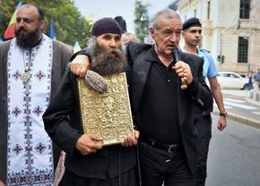Becali merge iar să dea cu agheasmă pe Calea Victoriei, după marșul comunității LGBT: „Duhurile rele, dracii rămân în urma lor”