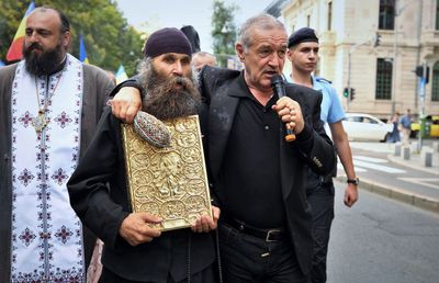 Becali merge iar să dea cu agheasmă pe Calea Victoriei, după marșul comunității LGBT: „Duhurile rele, dracii rămân în urma lor”