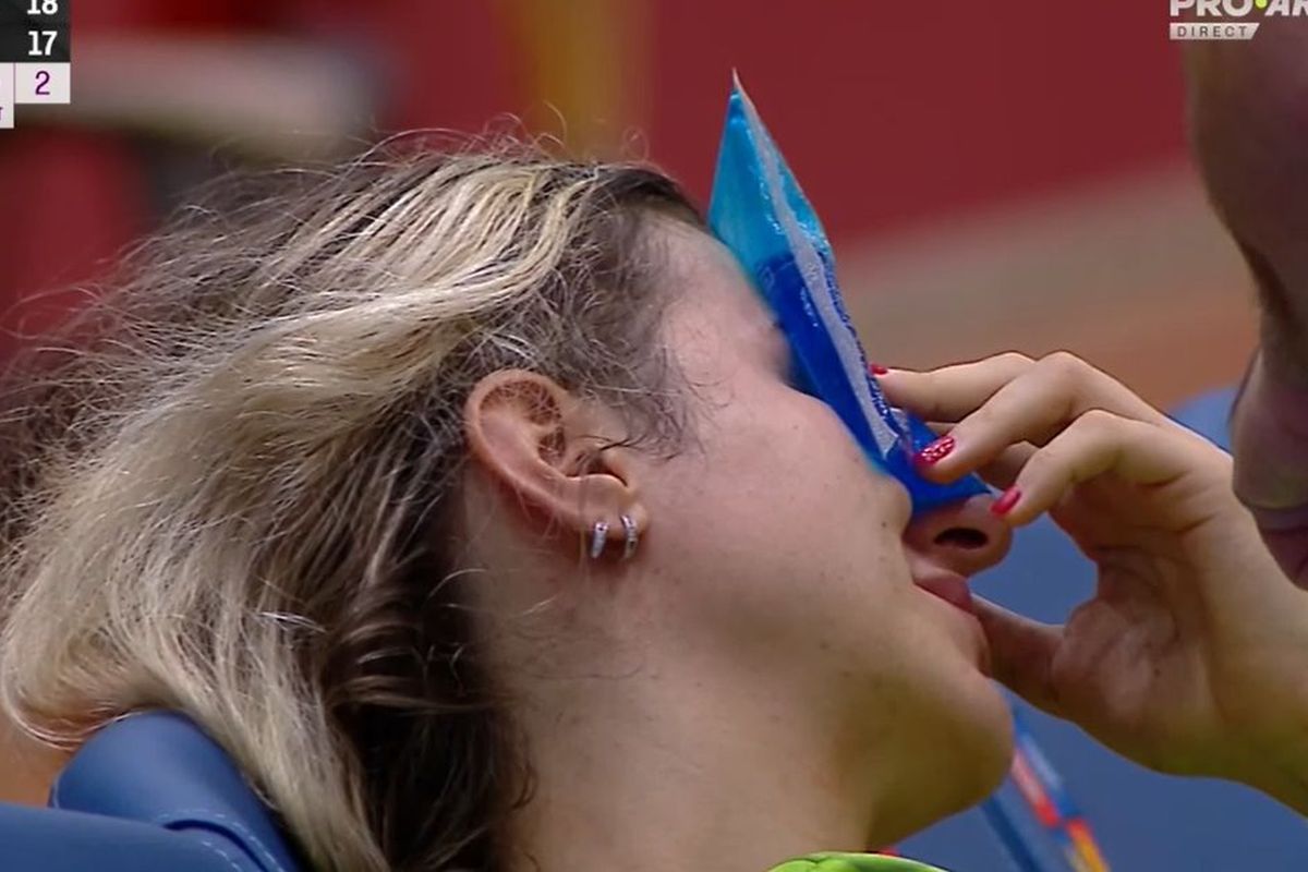 Momente dramatice în amicalul România - Spania » În lacrimi, jucătoarea a fost scoasă pe brațe de medici