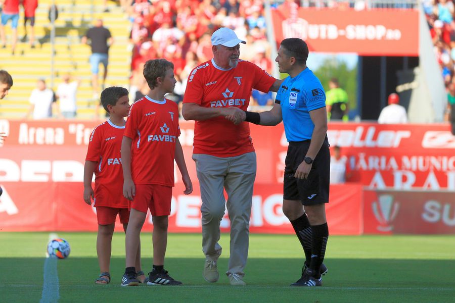 7 detalii observate de pe stadion la UTA Arad - Universitatea Cluj » „Zici că are artroză! Pe vremea mea, îi bătea pe teren”