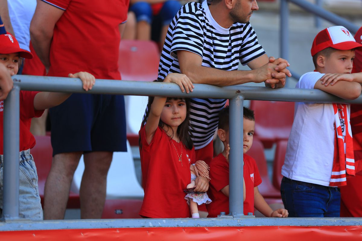 7 detalii observate de pe stadion la UTA Arad - Universitatea Cluj » „Zici că are artroză! Pe vremea mea, îi bătea pe teren”