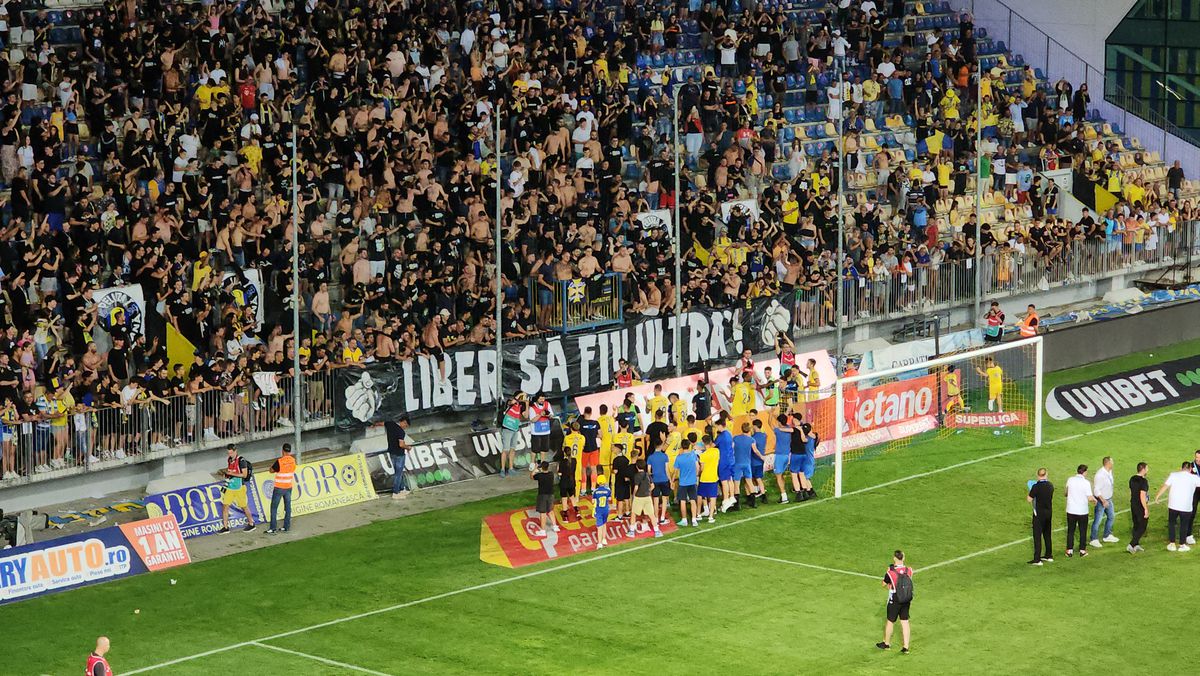 Fanii Rapidului i-au apostrofat pe jucători după 0-1 cu Petrolul