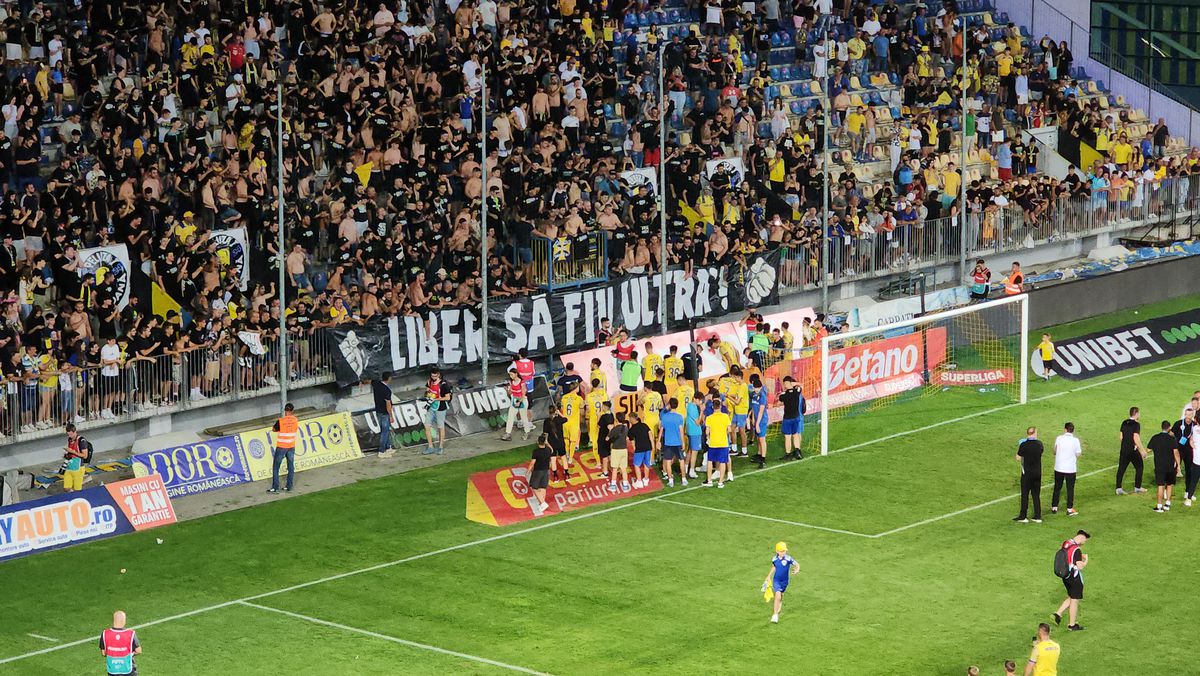 Fanii Rapidului i-au apostrofat pe jucători după 0-1 cu Petrolul