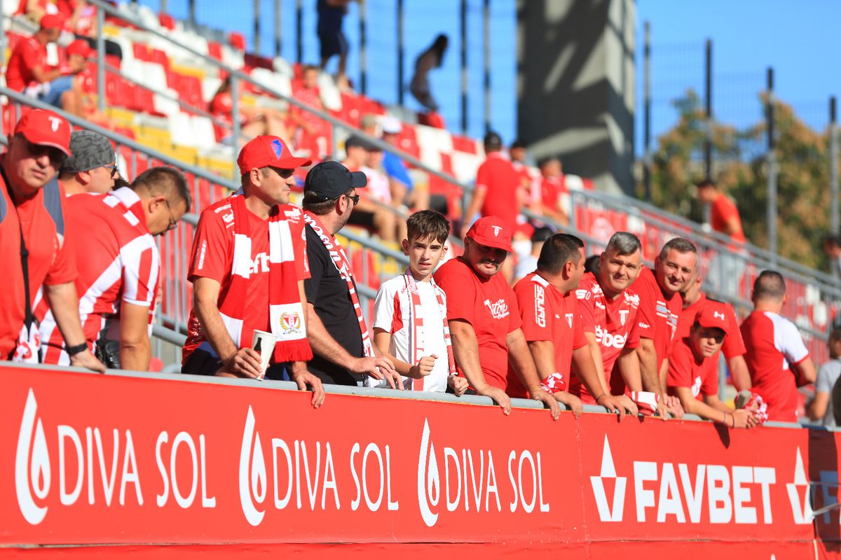 7 detalii observate de pe stadion la UTA Arad - Universitatea Cluj » „Zici că are artroză! Pe vremea mea, îi bătea pe teren”