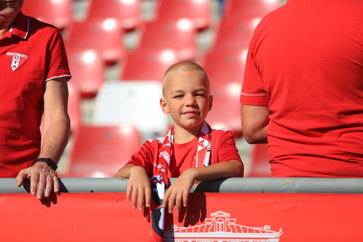 7 detalii observate de pe stadion la UTA Arad - Universitatea Cluj » „Zici că are artroză! Pe vremea mea, îi bătea pe teren”