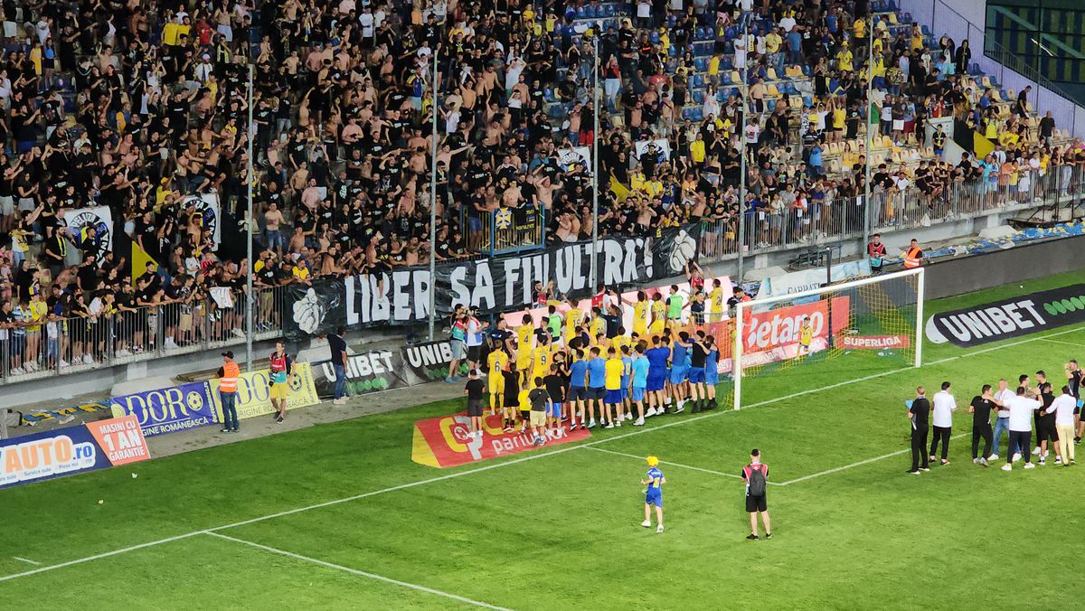 Fanii Rapidului i-au apostrofat pe jucători după 0-1 cu Petrolul