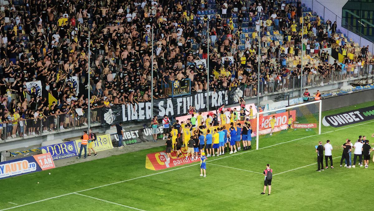 Fanii Rapidului i-au apostrofat pe jucători după 0-1 cu Petrolul