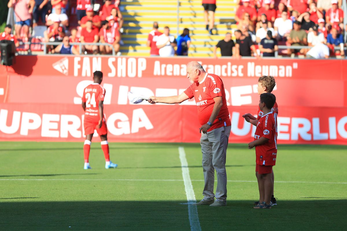 7 detalii observate de pe stadion la UTA Arad - Universitatea Cluj » „Zici că are artroză! Pe vremea mea, îi bătea pe teren”