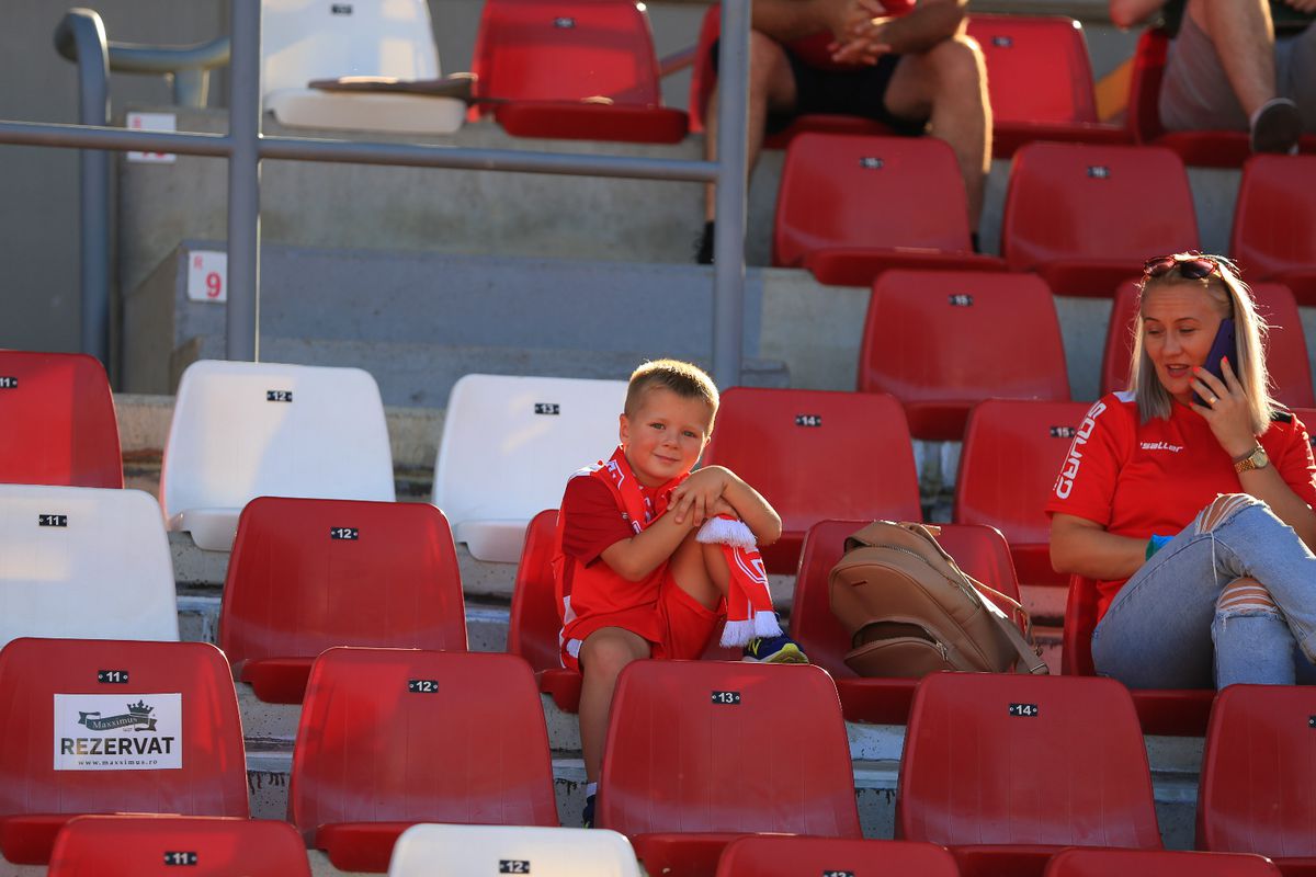 7 detalii observate de pe stadion la UTA Arad - Universitatea Cluj » „Zici că are artroză! Pe vremea mea, îi bătea pe teren”