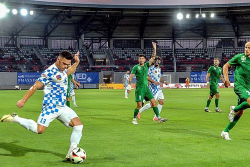 Flavius Iacob, pregătindu-se să centreze // sursă foto: Facebook @ FC Corvinul 1921 Hunedoara