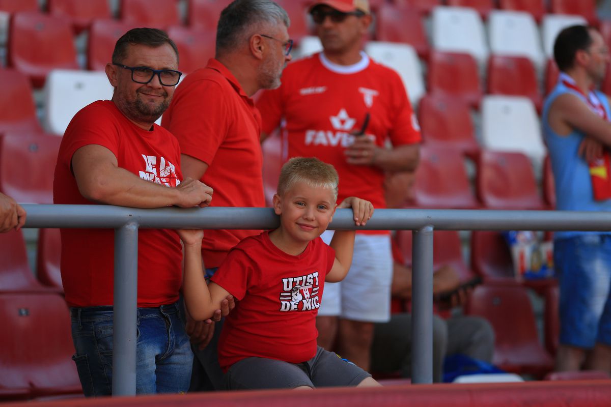 7 detalii observate de pe stadion la UTA Arad - Universitatea Cluj » „Zici că are artroză! Pe vremea mea, îi bătea pe teren”