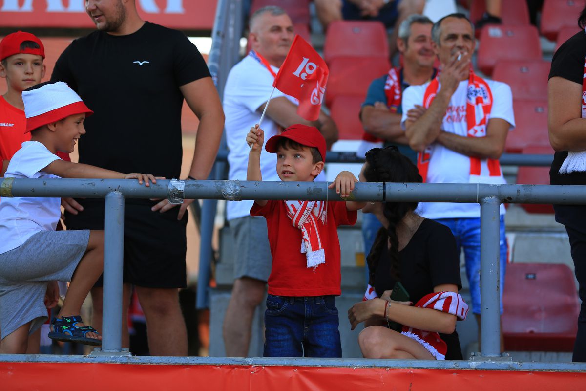 7 detalii observate de pe stadion la UTA Arad - Universitatea Cluj » „Zici că are artroză! Pe vremea mea, îi bătea pe teren”