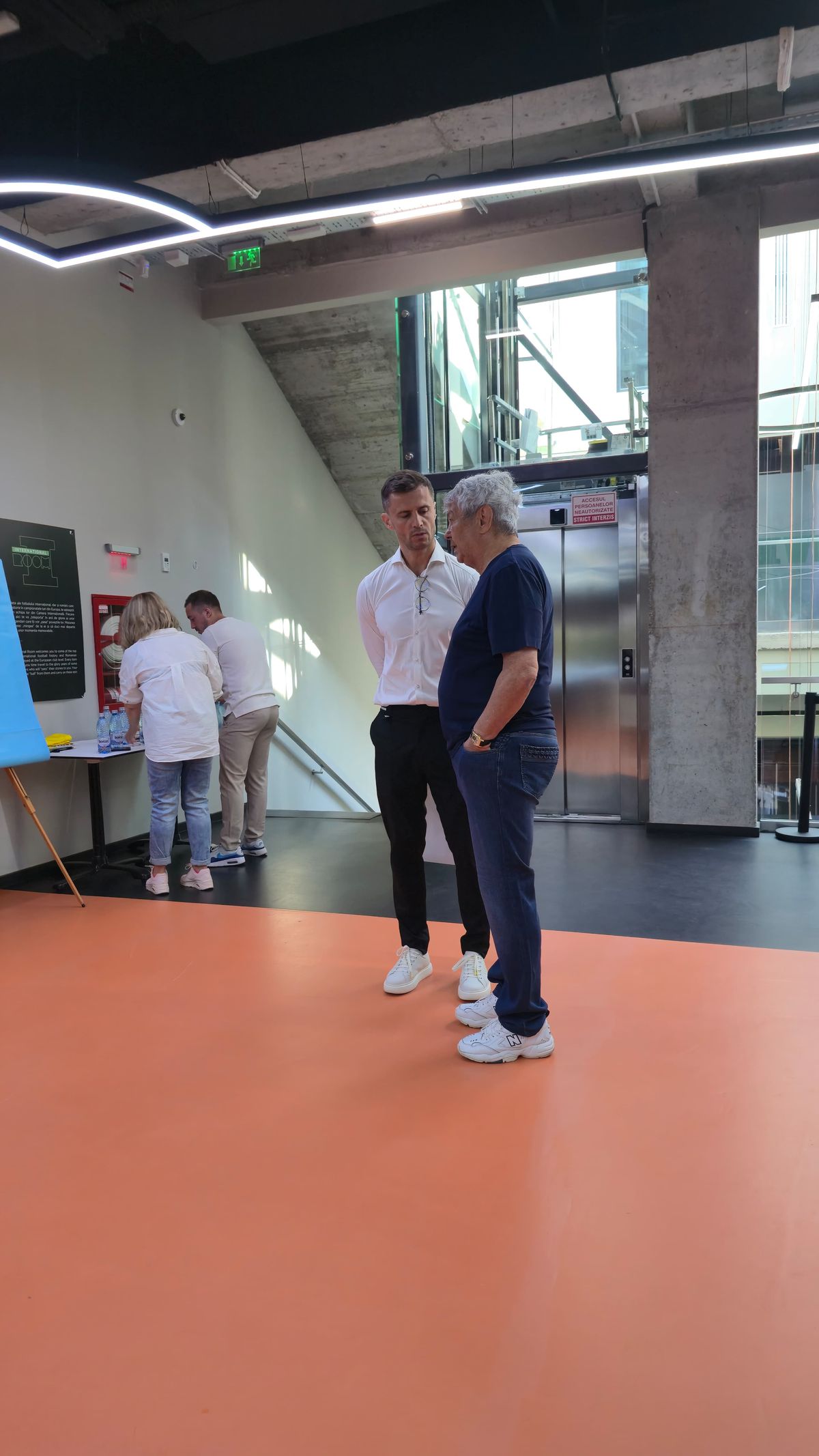 Mircea Lucescu, celebrat la Muzeul Fotbalului, cu tricoul lui Pele în spate » Cadoul special primit de la Andrei Nicolescu