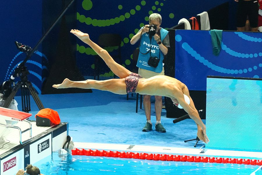 David Popovici, medalie de aur la 200 m liber la Campionatele Mondiale de natație din Singapore » Revenire COLOSALĂ