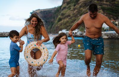 Românii au înțeles importanța protejării anti-UV: Un sfert din îmbrăcămintea de plajă cumpărată de la Decathlon dispune de factor de protecție solară