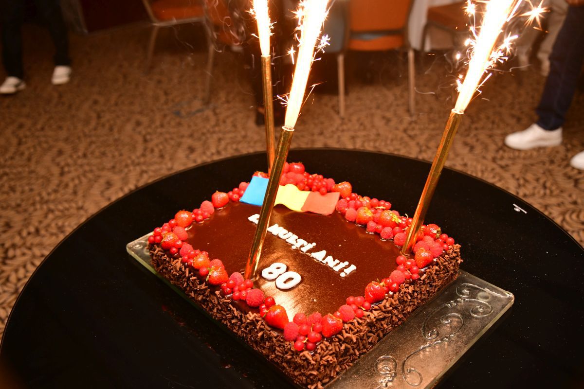 L-au făcut pe Copos să scoată banii! Imagini printre mese de la petrecerea lui Mircea Lucescu » Momentul care a declanșat o criză de râs