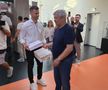 Mircea Lucescu, celebrat la Muzeul Fotbalului, cu tricoul lui Pele în spate » Cadoul special primit de la Andrei Nicolescu