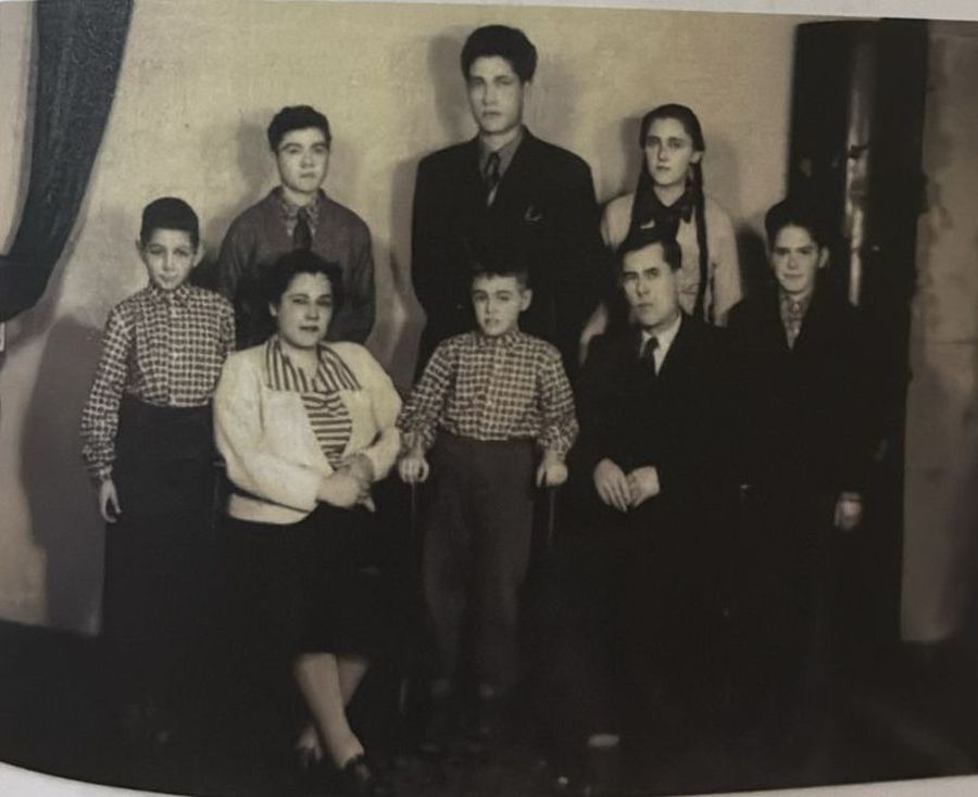 Mircea Lucescu (stânga) în copilărie, alături de familie A murit Mircea Lucescu » Maestru al fotbalului, arhitect al tacticii moderne, unul dintre cei mai titrați antrenori din istorie