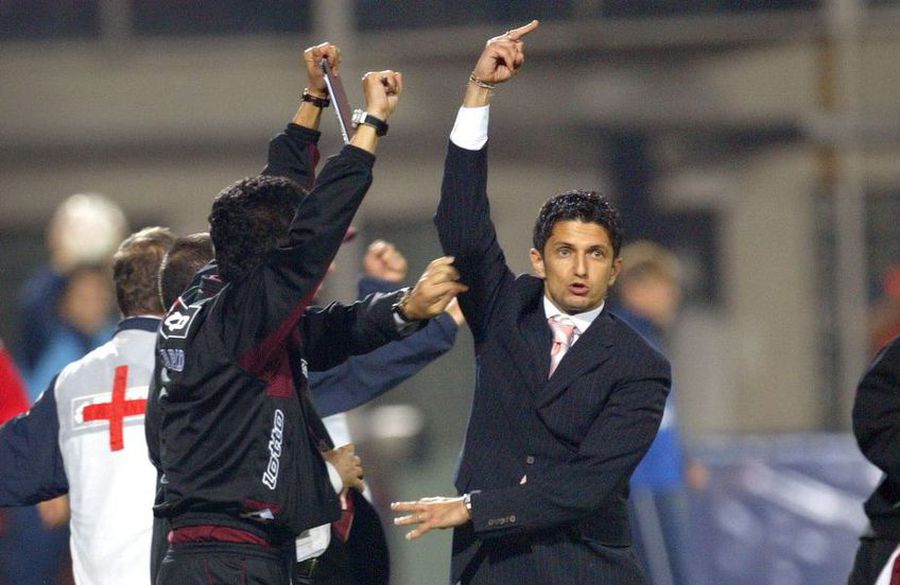 L-au făcut pe Copos să scoată banii! Imagini printre mese de la petrecerea lui Mircea Lucescu » Momentul care a declanșat o criză de râs