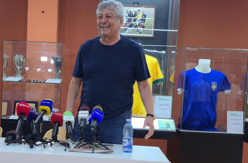FOTO Mircea Lucescu, celebrat la Muzeul Fotbalului, cu tricoul lui Pele în spate » Cadoul special primit de la Andrei Nicolescu