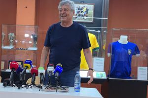 Mircea Lucescu, celebrat la Muzeul Fotbalului, cu tricoul lui Pele în spate » Cadoul special primit de la Andrei Nicolescu