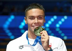 Din ce este făcută medalia de aur câștigată de David Popovici și ce reprezintă mesajul de pe ea