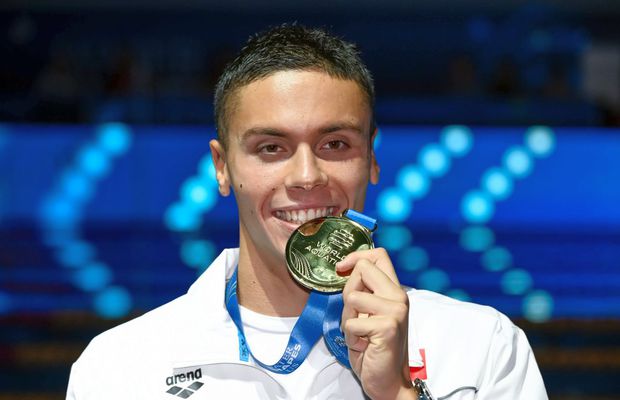 Din ce este făcută medalia de aur câștigată de David Popovici și ce reprezintă mesajul de pe ea