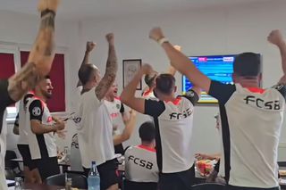 Campionii de la FCSB au urmărit finala lui David Popovici în vestiar! Explozie de bucurie: Chiricheș și Alibec, pe mese