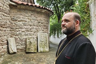 Fotbal printre icoane » Părintele singurei biserici românești din Istanbul: „Traducerea pisaniei lui Constantin Brâncoveanu se datorează lui Mircea Lucescu”