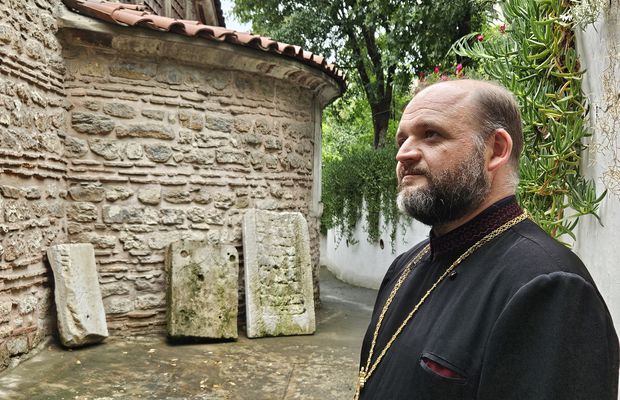 Fotbal printre icoane » Părintele singurei biserici românești din Istanbul: „Traducerea pisaniei lui Constantin Brâncoveanu se datorează lui Mircea Lucescu”