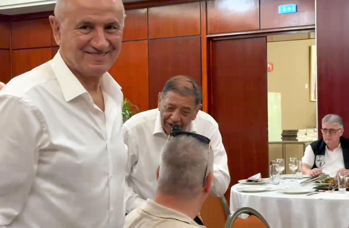 L-au făcut pe Copos să scoată banii! Imagini printre mese de la petrecerea lui Mircea Lucescu » Momentul care a declanșat o criză de râs