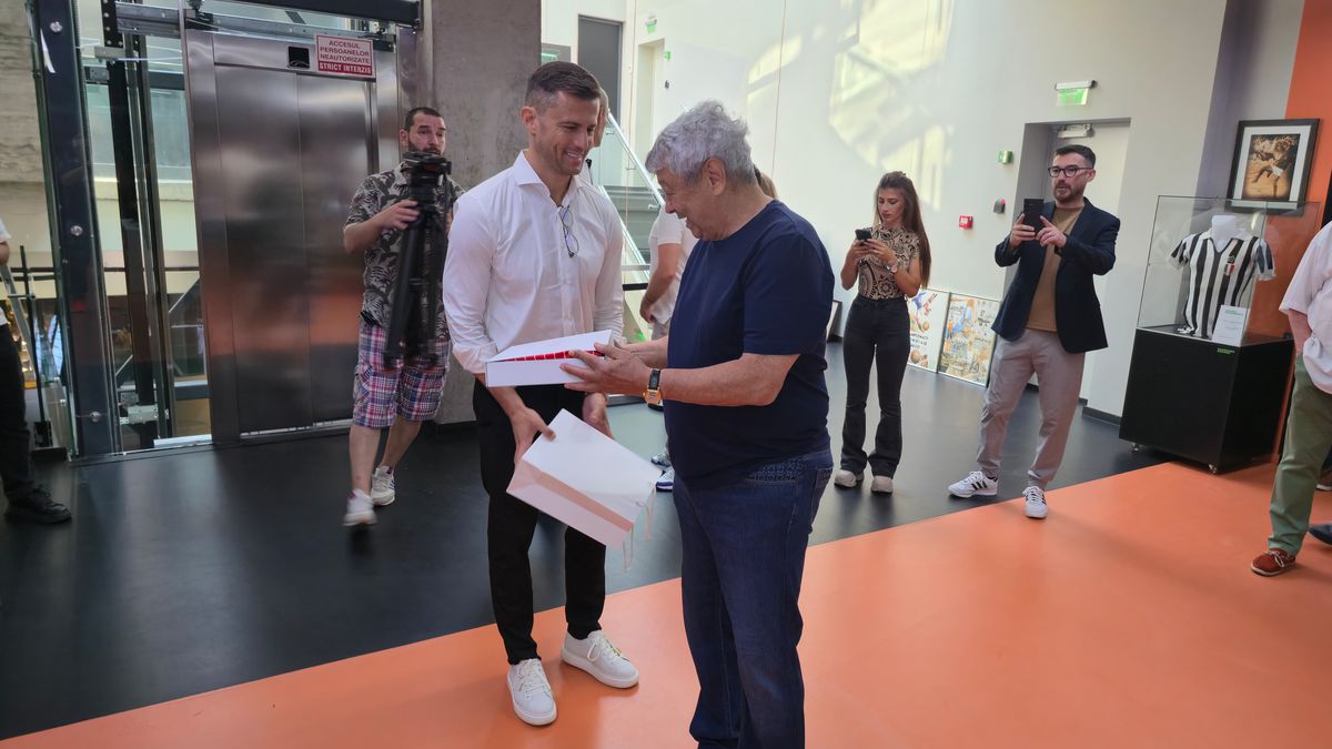 Mircea Lucescu, celebrat la Muzeul Fotbalului, cu tricoul lui Pele în spate » Cadoul special primit de la Andrei Nicolescu