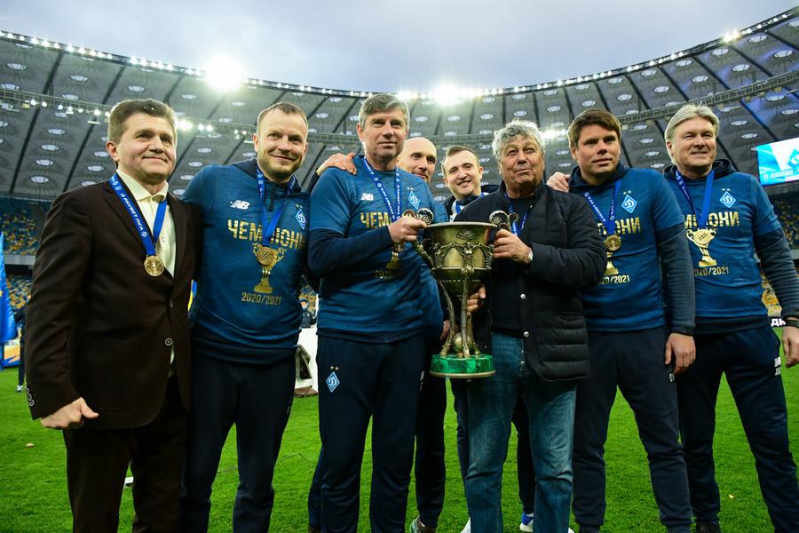 Mircea Lucescu și staff-ul său de la Dinamo Kiev. Foto: FCDynamo.com Răzvan Lucescu habar n-avea! Ce a apucat să spună înaintea tragerii la sorți: „U Cluj, echipă mică pentru Europa”
