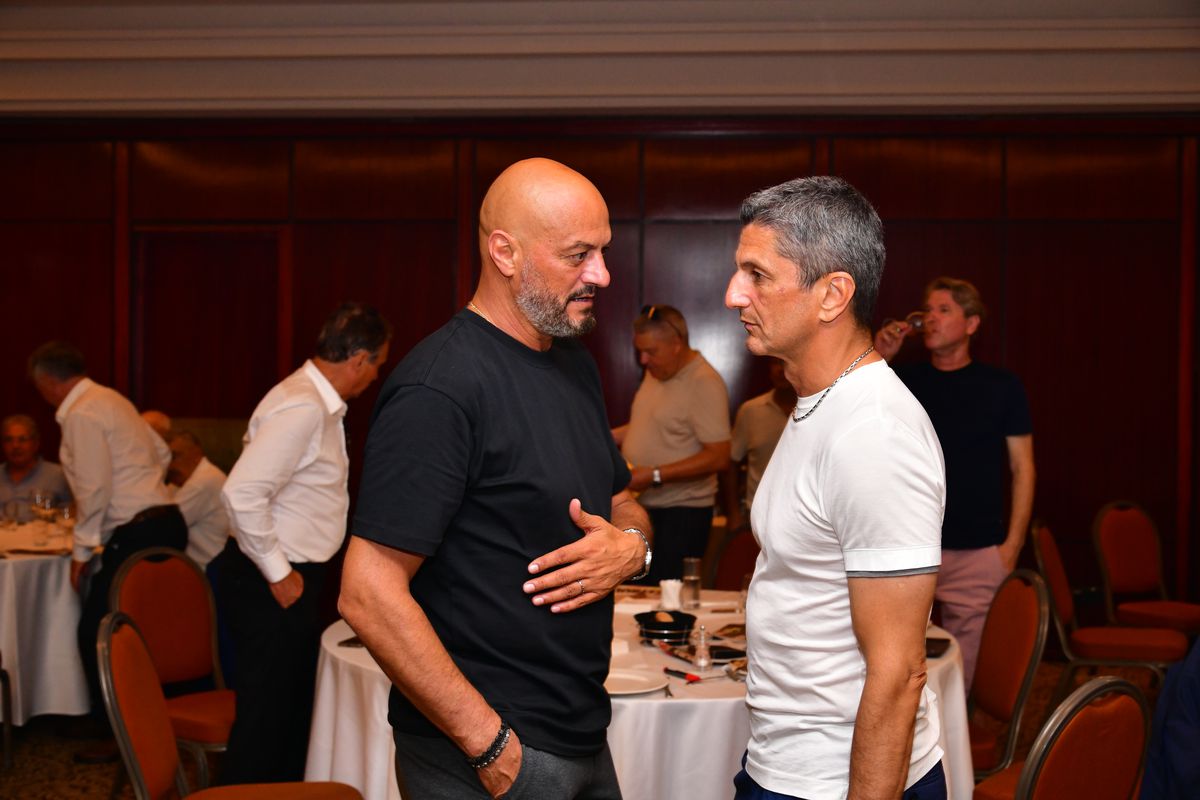 Imagini memorabile de la petrecerea lui Mircea Lucescu! George Copos a „rupt ariciul” buzunarului și a aruncat timid cu bani în lăutari