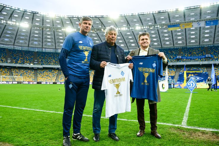 Mircea Lucescu, alături de Emil Caras (stânga) și Arcadie Zaporojanu (dreapta). Foto: FCDynamo.com