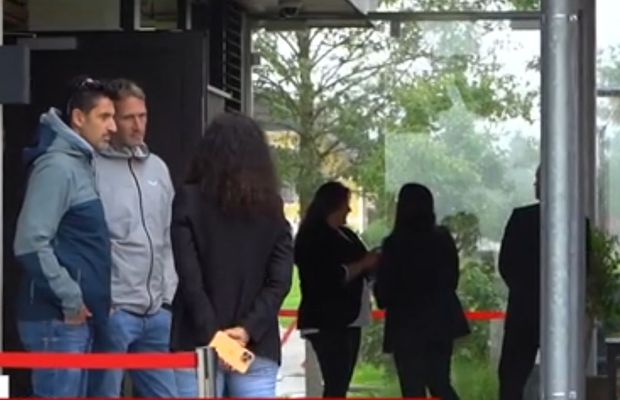 Fanii își pot lua rămas-bun de la Felix Baumgartner » O cască neagră și o parașută, așezate pe sicriu