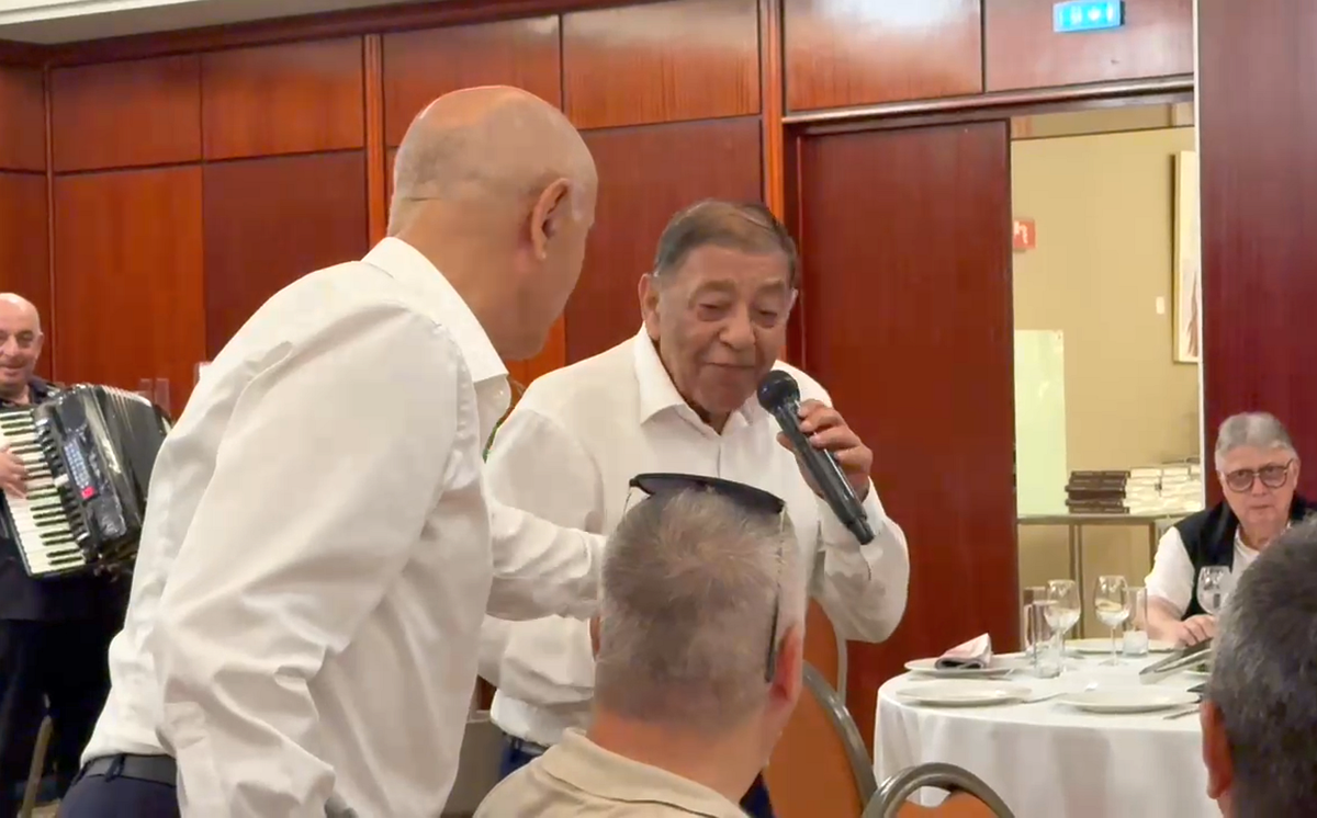 Imagini memorabile de la petrecerea lui Mircea Lucescu! George Copos a „rupt ariciul” buzunarului și a aruncat timid cu bani în lăutari