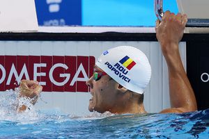 David Popovici, medalie de aur la 200 m liber la Campionatele Mondiale de natație din Singapore » Revenire COLOSALĂ