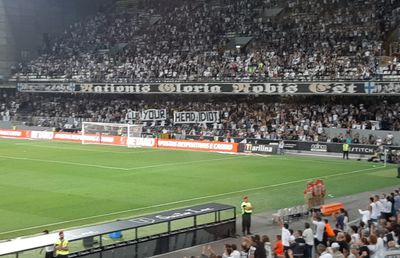 GUIMARAES - FCSB 1-0 // FOTO Fanii portughezi, mesaj uriaș adresat lui Becali: „Taie-ți capul, idiotule!” » Gigi a reacționat imediat după meci