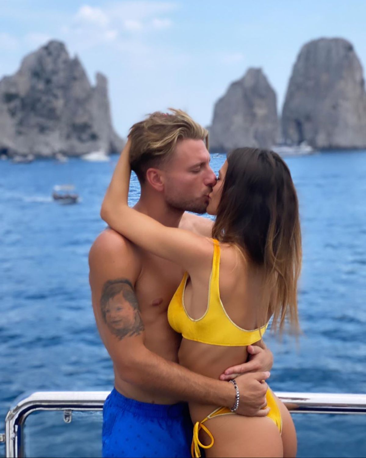 FOTO Soția lui Immobile a făcut furori în sudul Italiei » Fotografii electrizante cu iubita celui care a câștigat „Gheata de Aur”