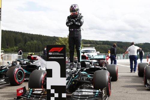 Lewis Hamilton dedicând pole-ul lui Chadwick Boseman Foto Guliver/GettyImages