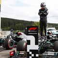Lewis Hamilton dedicând pole-ul lui Chadwick Boseman Foto Guliver/GettyImages